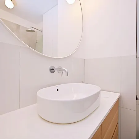 公寓 Beige 3city With Parking In By Renters