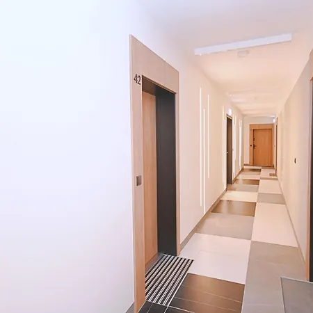 公寓 Beige 3city With Parking In By Renters