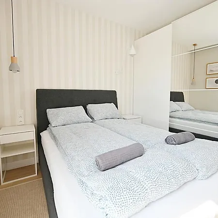 公寓 Beige 3city With Parking In By Renters