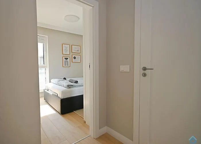 Beige 3city With Parking In By Renters * グダニスク